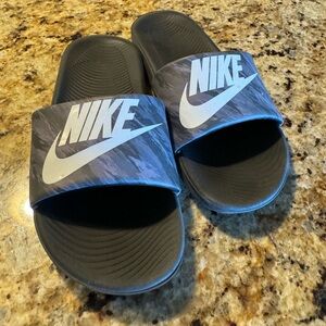 Nike slides size 4